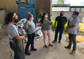 Empresa firma parceria com associação de catadores de recicláveis e cooperativa agrícola que fornece alimentos para o restaurante industrial, em Aracruz