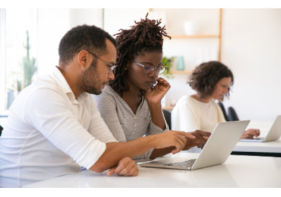 IEL-ES abre vagas de estágio e emprego formal com salário de até R$ 5 mil