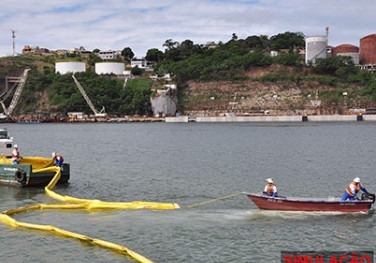 Codesa realiza simulado de emergência para combate à poluição no mar