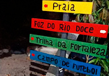Projeto do Edital Doce revitaliza placas de identificação na Vila de Povoação, em Linhares (ES)