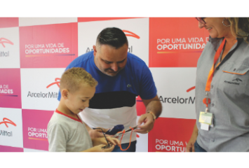ArcelorMittal e Prefeitura de Itatiaiuçu entregam óculos a crianças no projeto Ver e Viver