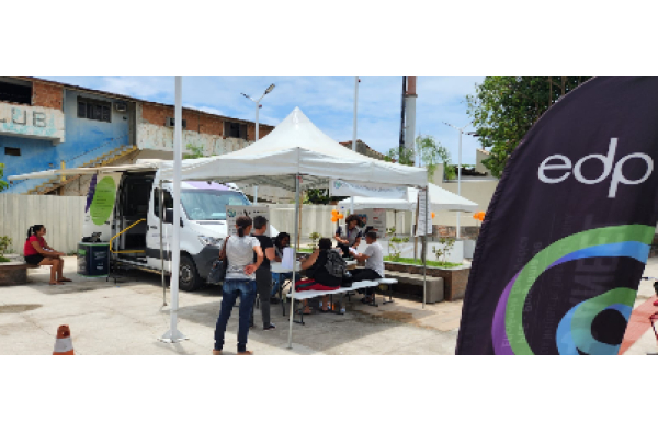 Troca de lâmpadas gratuitas e serviços: EDP leva Van da Boa Energia da EDP para bairros da Serra