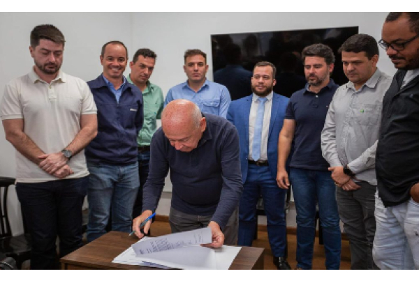 Samarco e prefeitura assinam ordem de serviço para iniciar obras de contenção do córrego Água Suja, em Antônio Pereira