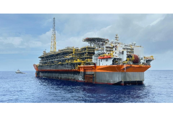 Campo de Búzios atinge marca histórica de 800 mil barris de óleo produzidos por dia