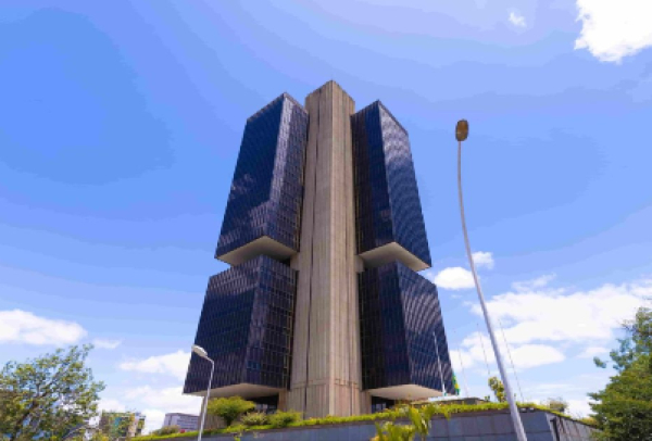 Juros altos só prejudicam a economia, afirmam CNI e Findes