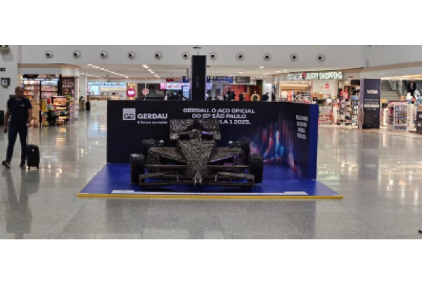 Gerdau expõe réplica de carro de Fórmula 1 feita em aço no aeroporto de Porto Alegre