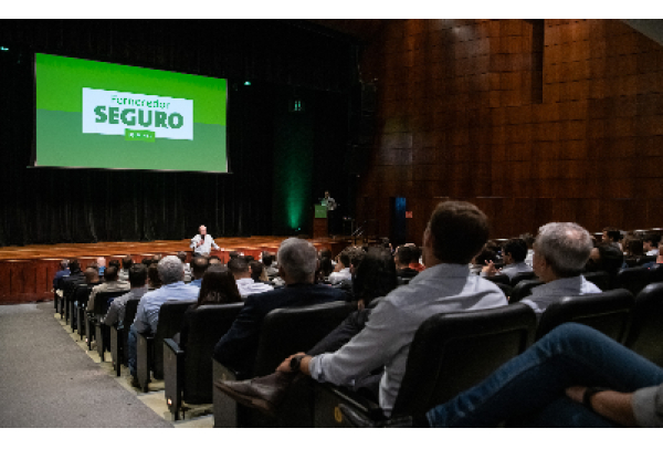 Usiminas reconhece empresas parceiras como fornecedores seguros