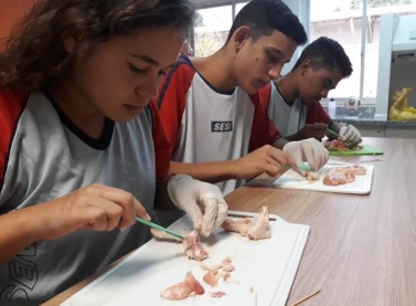 Alunos do Sesi têm aula de anatomia