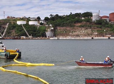 Codesa realiza simulado de emergência para combate à poluição no mar