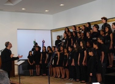 Coral de estudantes da Fames se apresenta em comemoração aos 65 anos da instituição