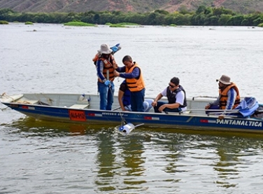 Crianças de Tumiritinga participam de coleta e monitoramento da água do Rio Doce