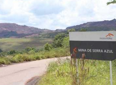 Moradores voltam às casas para retirar pertences e alimentar animais no distrito de Pinheiros, Itatiaiuçu-MG