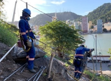 Obras de contenção de deslizamento de rochas em Atalaia