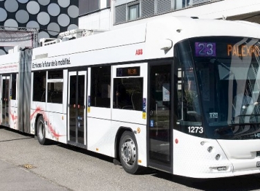 Ônibus elétricos que se recarregam nos pontos de parada são o futuro da mobilidade urbana