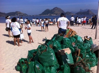 Projetos apoiados pela Petrobras participam de mutirão de limpeza de praias