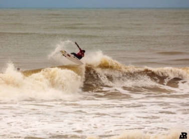 Circuito Tríplice Coroa Quebra Onda de surf chega à praia de Pontal do Ipiranga, em Linhares