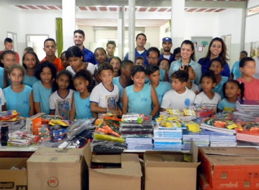 Colaboradores do EJA arrecadam material escolar para Crianças carentes