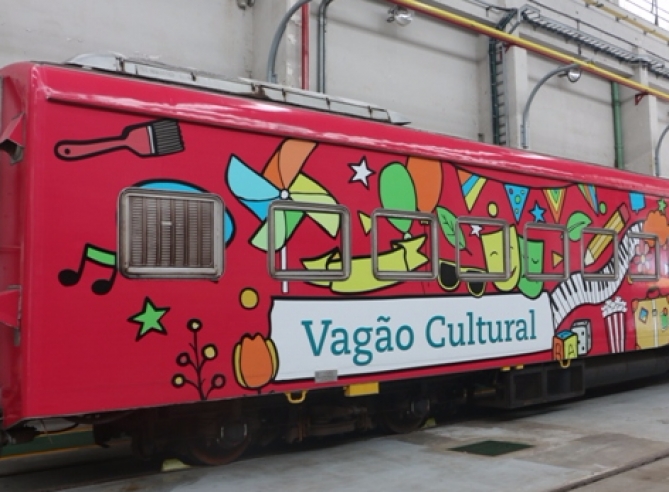 Jogo Dom Crianças Trem Viajar De Transporte Ferroviário Brinquedo