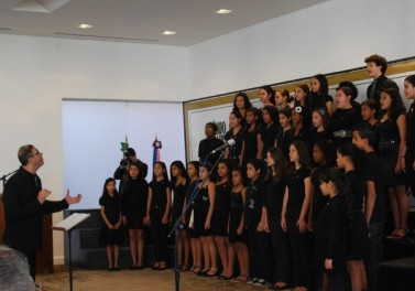 Coral de estudantes da Fames se apresenta em comemoração aos 65 anos da instituição