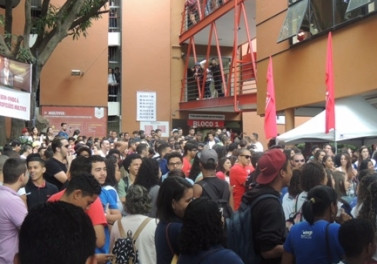 Feira ajuda adolescentes a escolher profissão