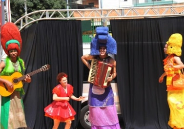 Projeto Artes Cênicas Mês a Mês leva espetáculo teatral gratuito a dois bairros de Cariacica neste domingo