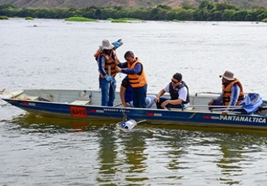 Crianças de Tumiritinga participam de coleta e monitoramento da água do Rio Doce