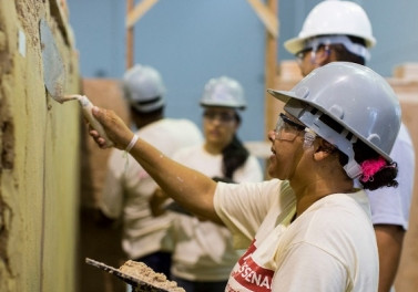 Mariana recebe workshop de construção civil para comerciantes locais