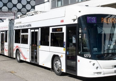 Ônibus elétricos que se recarregam nos pontos de parada são o futuro da mobilidade urbana