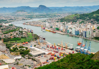 Porto de Vitória supera recorde e tem melhor mês em 56 anos