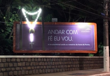 Romeiros são recebidos por outdoor especial com símbolo da Festa da Penha iluminado