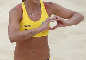 Campeã mundial de vôlei de praia Larissa França  visita futuros atletas em Vitória