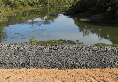 Fundação Renova abre canal para escoar água da lagoa Juparanã, em Linhares