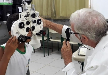 Grupo Simec realiza consultas de estudantes com oftalmologista em escola de Cariacica até sexta-feira