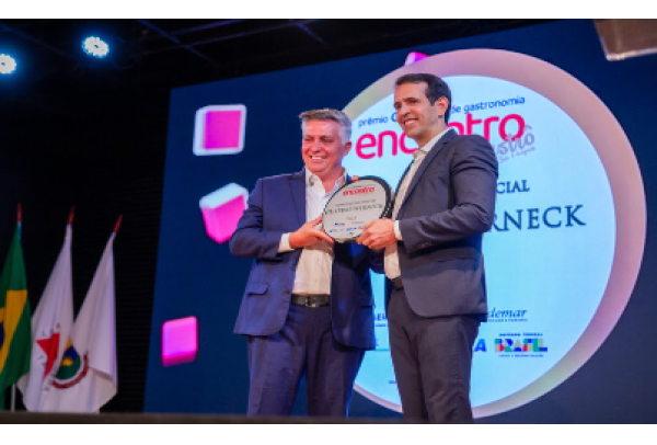 Gustavo Werneck, CEO da Gerdau, recebe homenagem por apoio à gastronomia mineira
