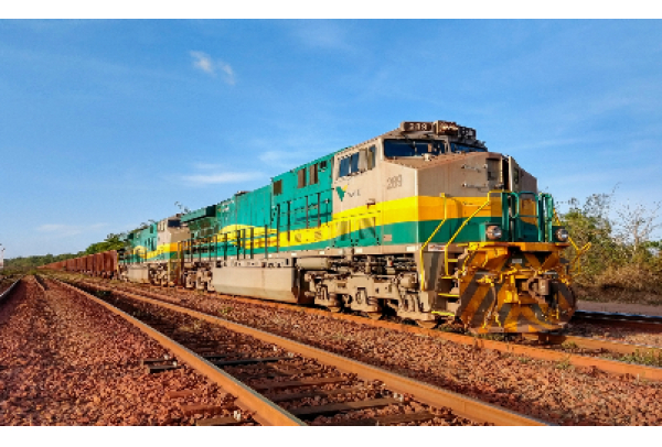 Vale e Wabtec assinam acordo pioneiro para testar uso de etanol em locomotivas da Estrada de Ferro Vitória a Minas