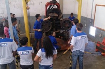 40 jovens iniciam curso de Operador de Máquina Florestal em São Mateus