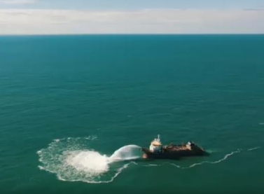 Draga da holandesa Van Oord filma a área do Porto Central em sua passagem por Presidente Kennedy/ES