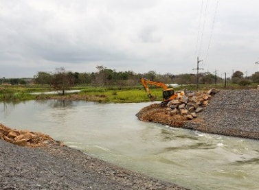 Ensecadeiras são instaladas no canal do Rio Pequeno, em Linhares/ES