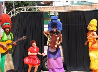Projeto Artes Cênicas Mês a Mês leva espetáculo teatral gratuito a dois bairros de Cariacica neste domingo