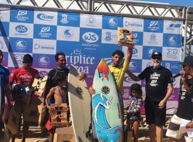 Campeonato de surf leva cerca de 5 mil pessoas à praia de Pontal do Ipiranga (ES)