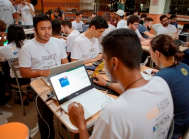 Hackathon universitário promove imersão de estudantes em maratona de programação