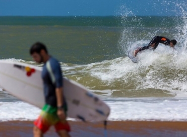 Povoação (ES) recebe a primeira etapa do Circuito Tríplice Coroa Quebra Onda de Surf