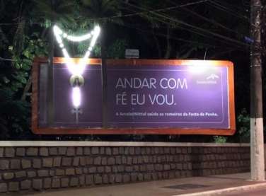 Romeiros são recebidos por outdoor especial com símbolo da Festa da Penha iluminado