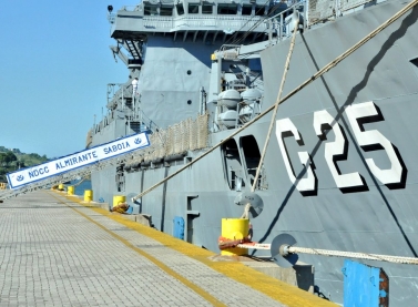 Navio da marinha aberto à visitação no Porto de Vitória 