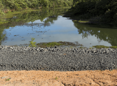 Fundação Renova abre canal para escoar água da lagoa Juparanã, em Linhares