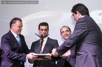 Presidente da Samarco recebe prêmio O Equilibrista.