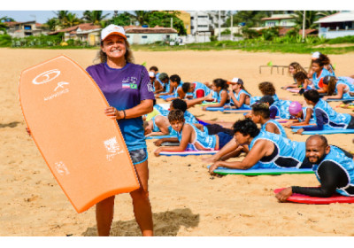 Pentacampeã do mundo promove aulão de bodyboarding para comunidades da Serra