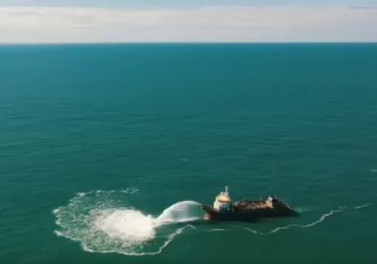 Draga da holandesa Van Oord filma a área do Porto Central em sua passagem por Presidente Kennedy/ES