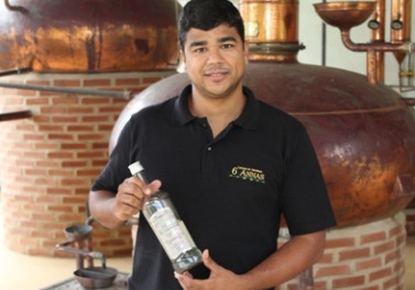 Bandes oferece incentivo para modernizar produção de cachaça artesanal no ES