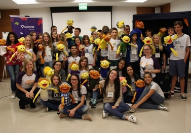 Estudantes usam teatro de bonecos para aprender sobre educação financeira